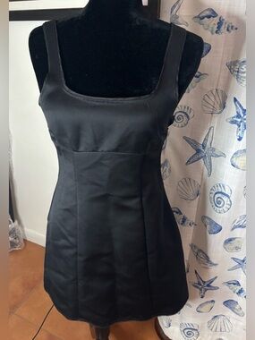 H&M mini dress in a beautiful black satin finish. Low square neckline BRAND NEW